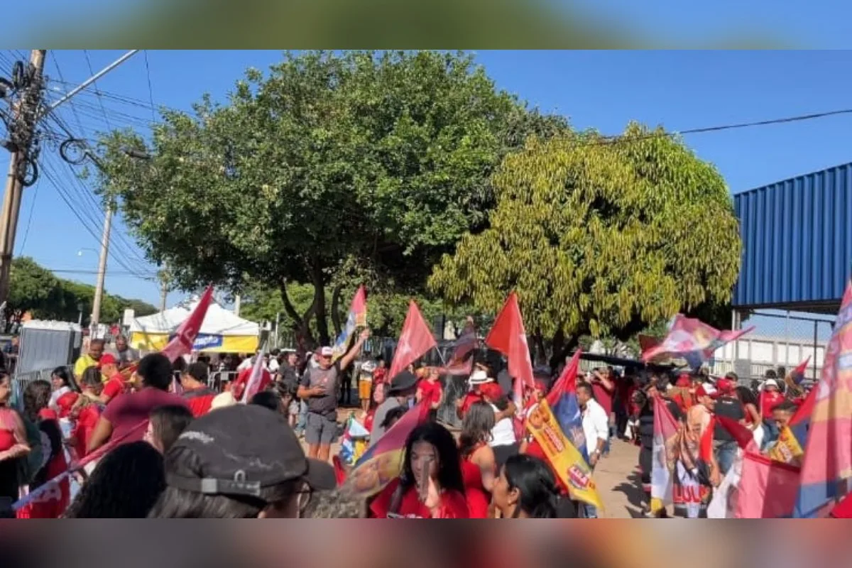 Apoiadores de Lula e Grass se reúnem em caminhada no DF