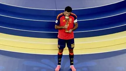 Le champion du monde espagnol Rodri, Ballon d'or 2024, signe officiellement au Barça pour quatre ans