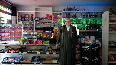 Nonne verkauft Kippen und Bier im Kiosk