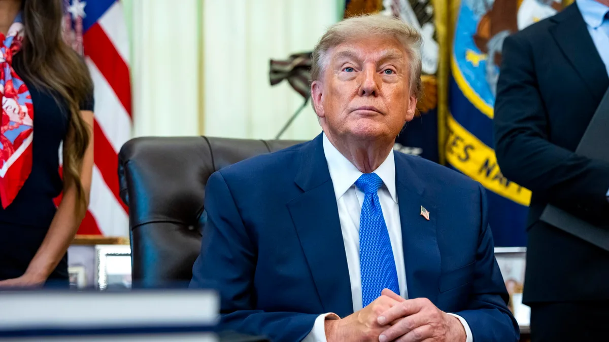Trump ameaça bombardear Omã se país se entender com Irão sobre Estreito de Ormuz