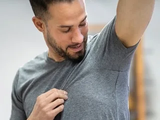 Ne plus se laver pour séduire : qu’est-ce que le « pheromone maxxing », tendance basée sur un raisonnement simpliste ?