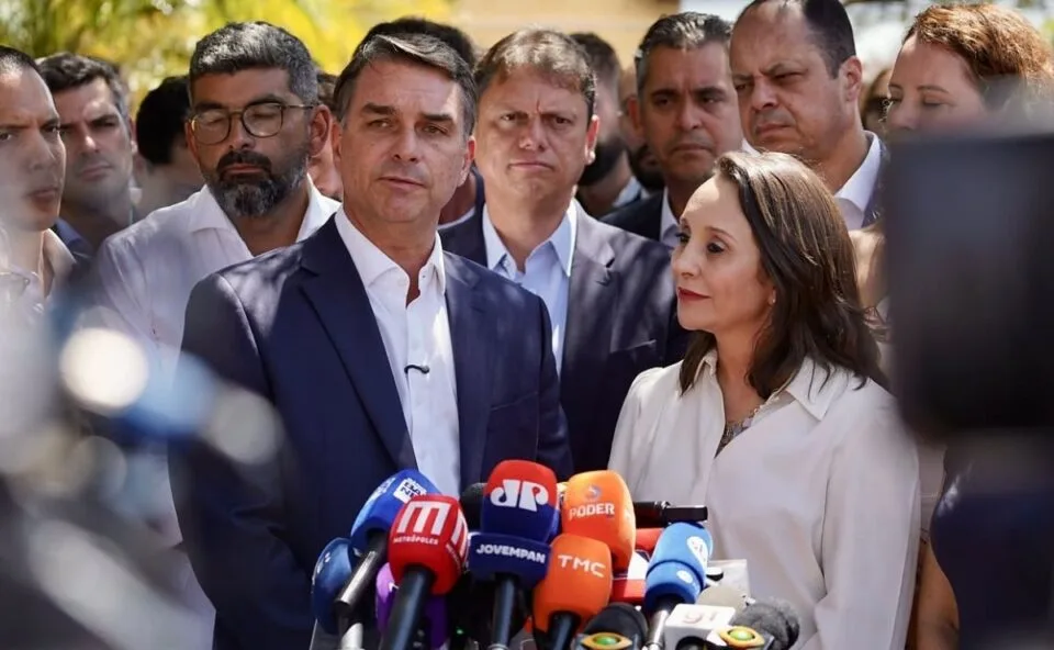 Podemos anuncia apoio a Flávio Bolsonaro no segundo turno da eleição presidencial