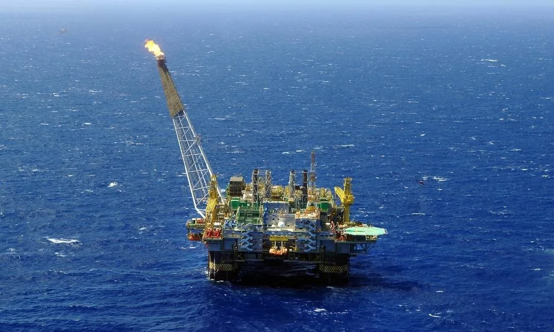 Petróleo fecha em alta e salta 13% na semana com escalada de tensões no Oriente Médio