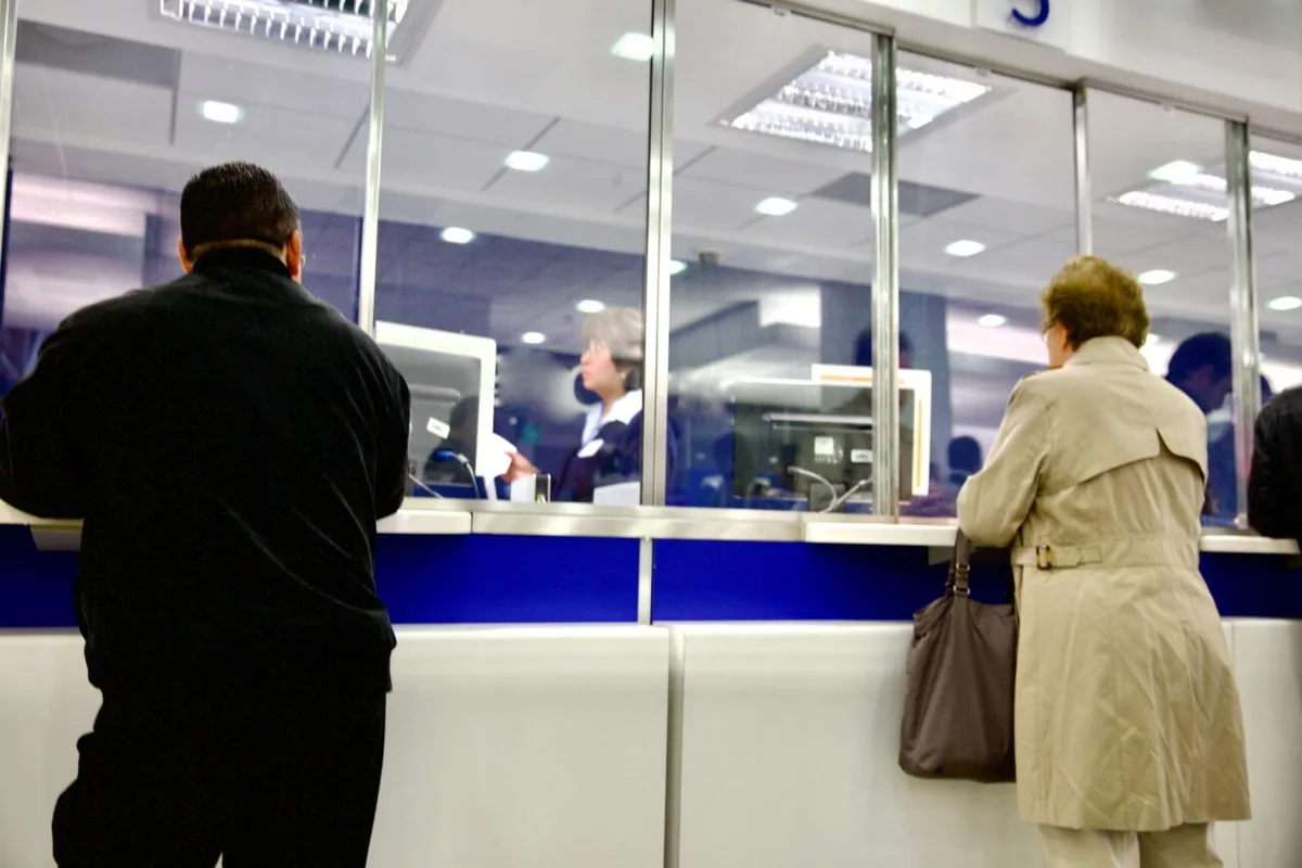 Mientras BBVA reduce sus horarios en sucursales, estos bancos cierran después de las 4