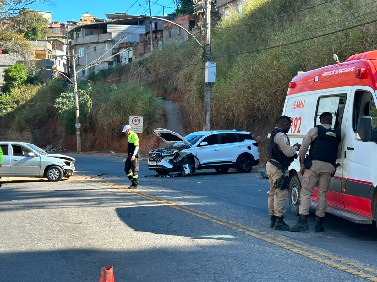 Batida de frente entre dois carros deixa feridos no Vila Ideal, em Juiz de Fora