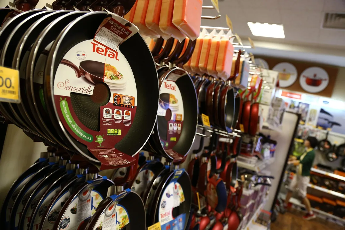 Seb épinglé par trois associations pour les PFAS contenus dans ses poêles Tefal