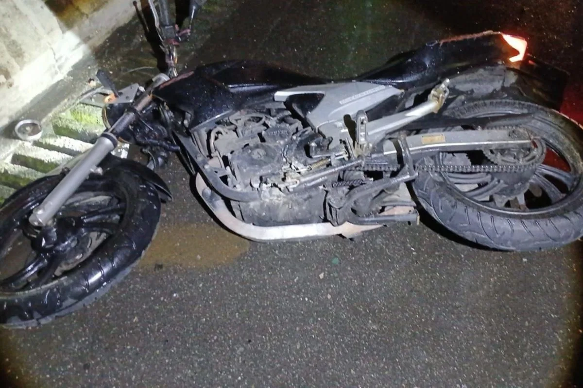 Motociclista morre após bater contra barreira na Rodovia Padre Manoel da Nóbrega, SP