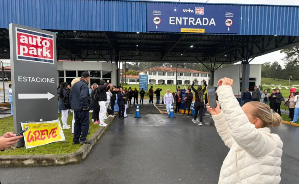 Funcionários do Hospital Vita BR entram em greve por salários atrasados em Curitiba