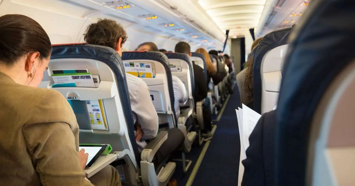 Pesquisa revela hábitos que mais incomodam passageiros durante voos