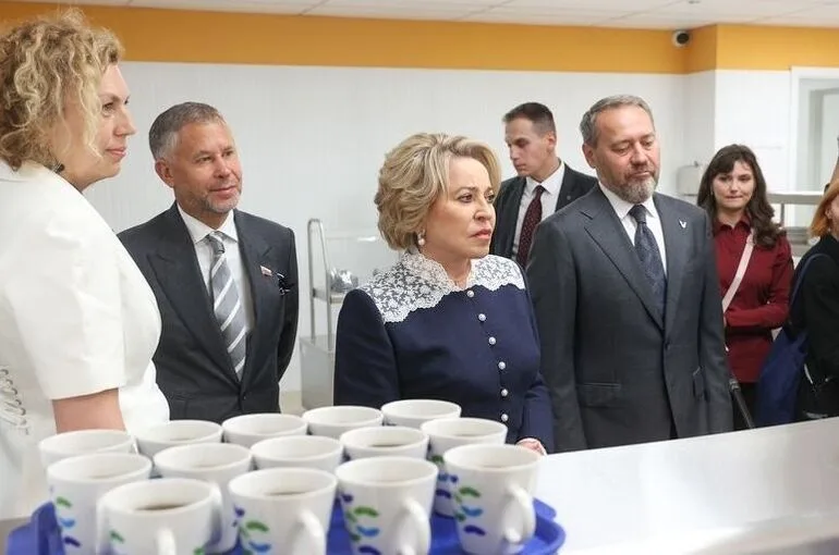 Матвиенко призвала ценить работающих в школе специалистов