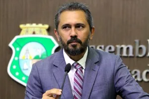 Justiça tira 29 minutos de propaganda de Elmano após peça associar Ciro a Bolsonaro
