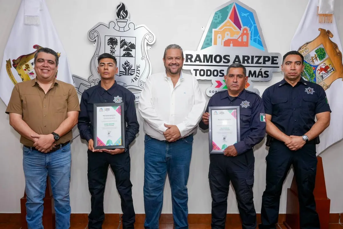 Ramos Arizpe premia a dos policías por su buen desempeño