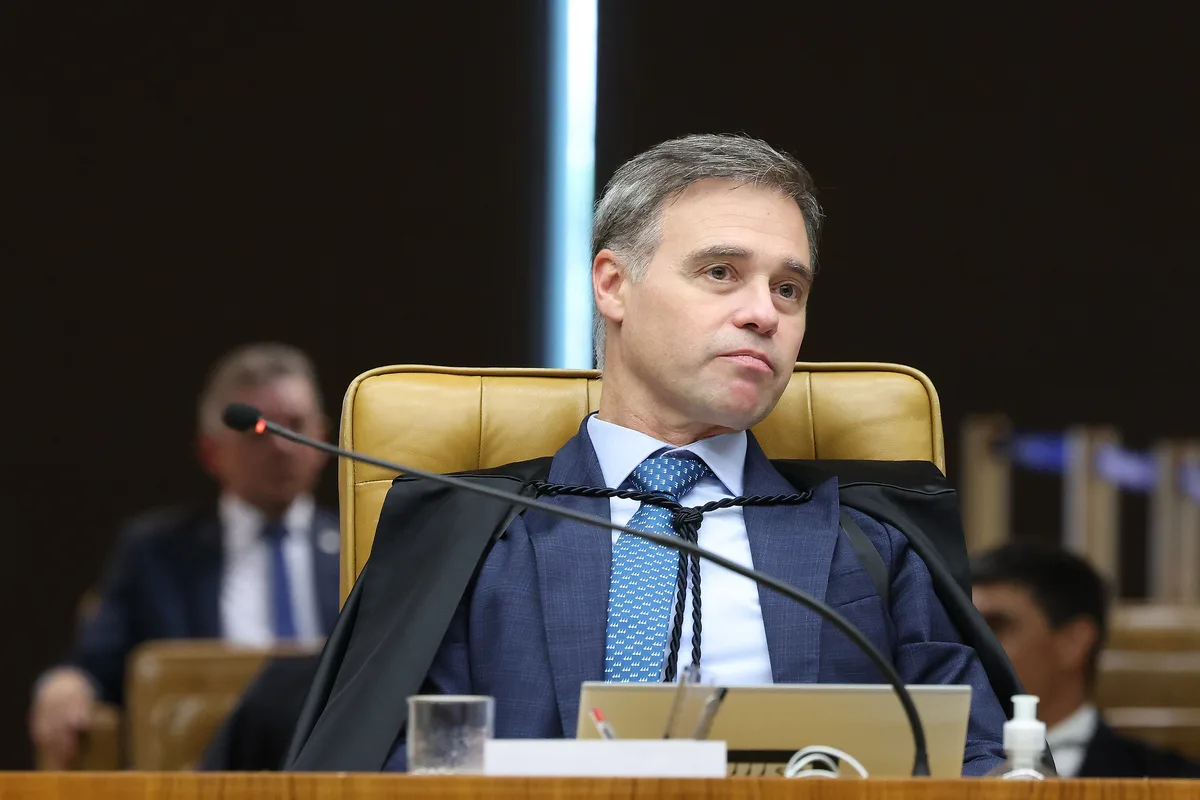 Mendonça manda retirar vídeo de IA que associa Flávio a Vorcaro
