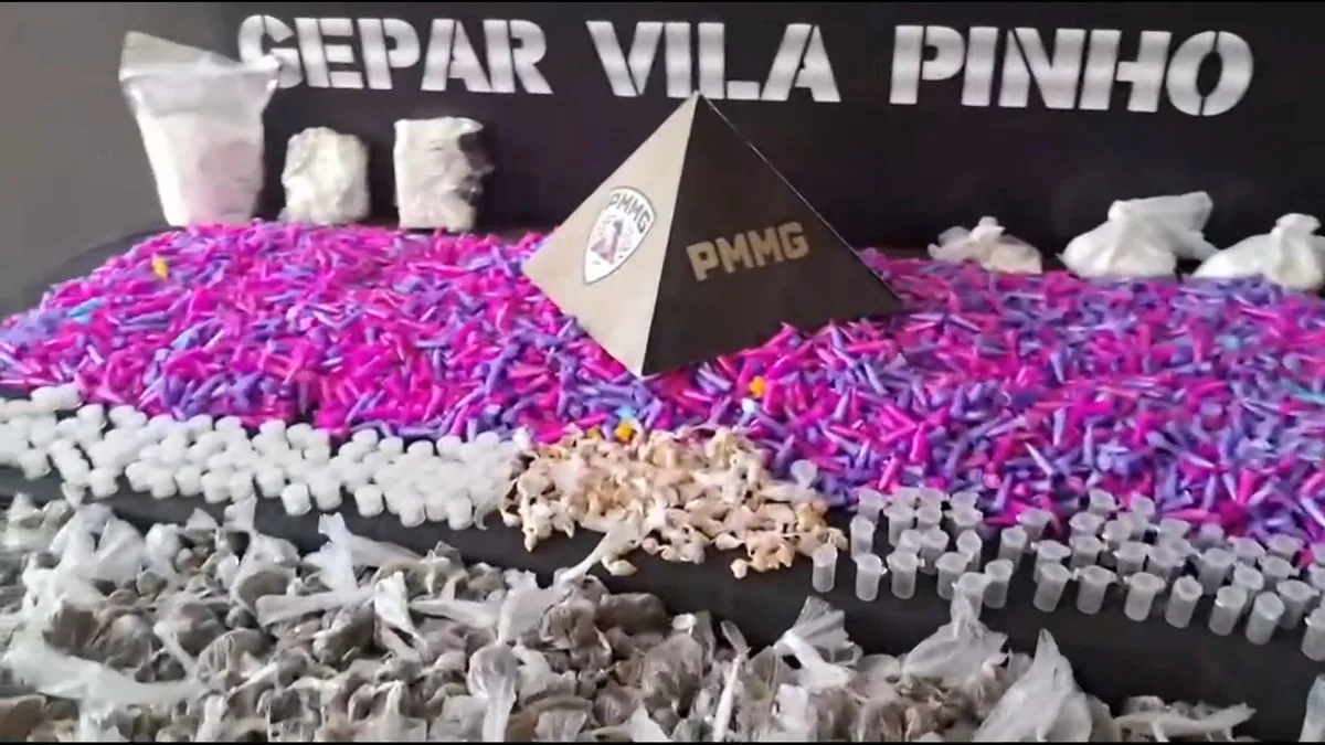 PM apreende quase 6 mil pinos de cocaína em casa na região do Barreiro, em BH