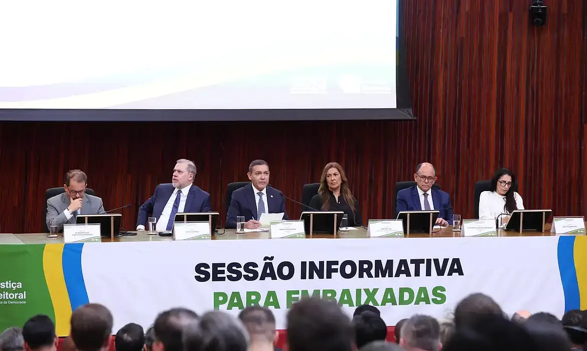 Processo eleitoral do Brasil é "referência internacional", afirma TSE em reunião com 86 embaixadores