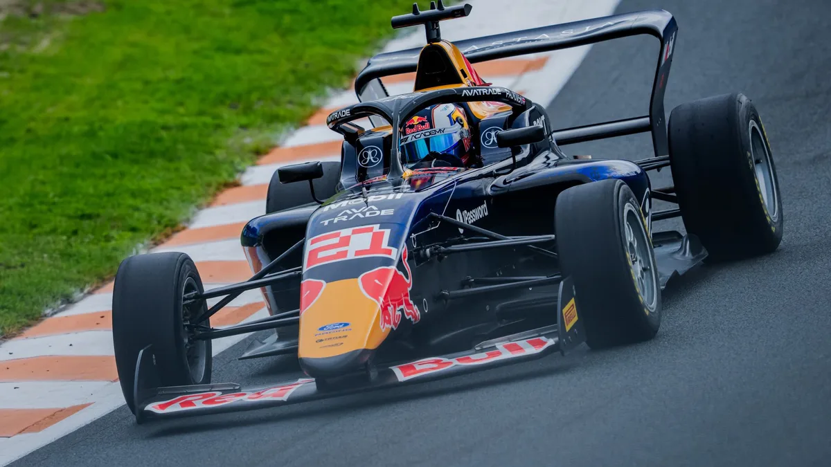 F1 Academy: Britain's Palmowski storms to Zandvoort pole