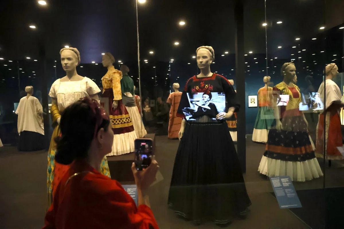“Viva Frida”: los típicos vestidos de la artista y más de 300 objetos llegan por primera vez al país en una megamuestra del Malba