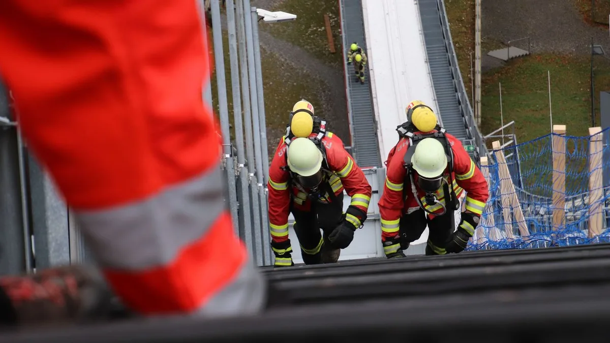 Todesfall in Obersdorf: In voller Montur auf die Skischanze - Feuerwehrmann stirbt