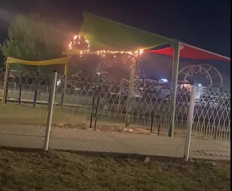 Prenden fuego a malla sombra en plaza de Piedras Negras; Alcalde condena los hechos