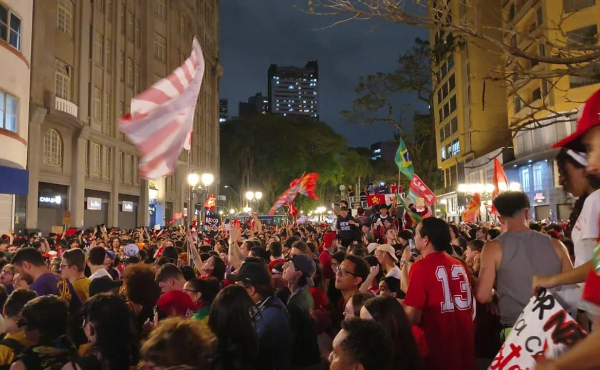 Manifestação de estudantes em apoio a Lula reúne cerca de 10 mil pessoas em Curitiba, diz PM