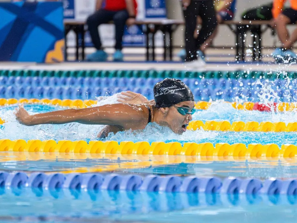Alguien llenó una piscina de jarabe para saber si se puede nadar más rápido que en agua. Terminó ganando un Premio Nobel