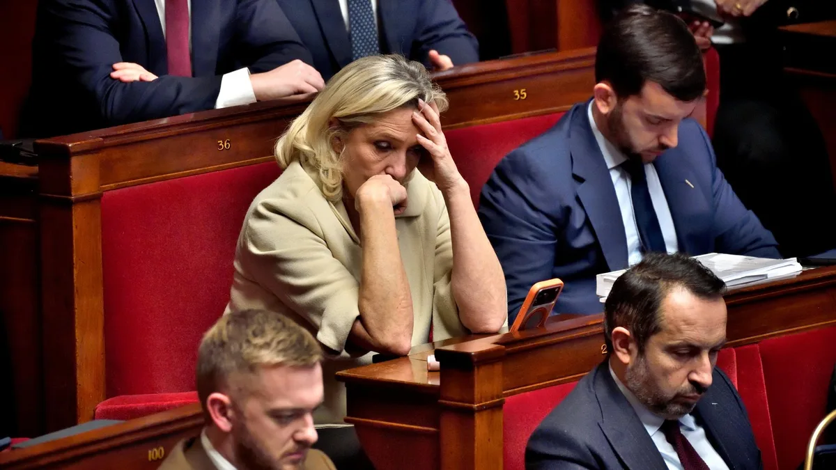 Marine Le Pen exige le départ de Richard Ferrand… qu’elle a contribué à installer au Conseil constitutionnel