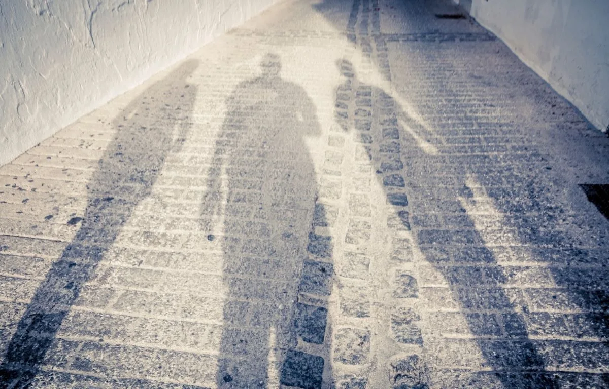 « Je suis votre sœur, j’aimerais vous rencontrer »… L’appel de la fille cachée, 40 ans après une liaison en Asie
