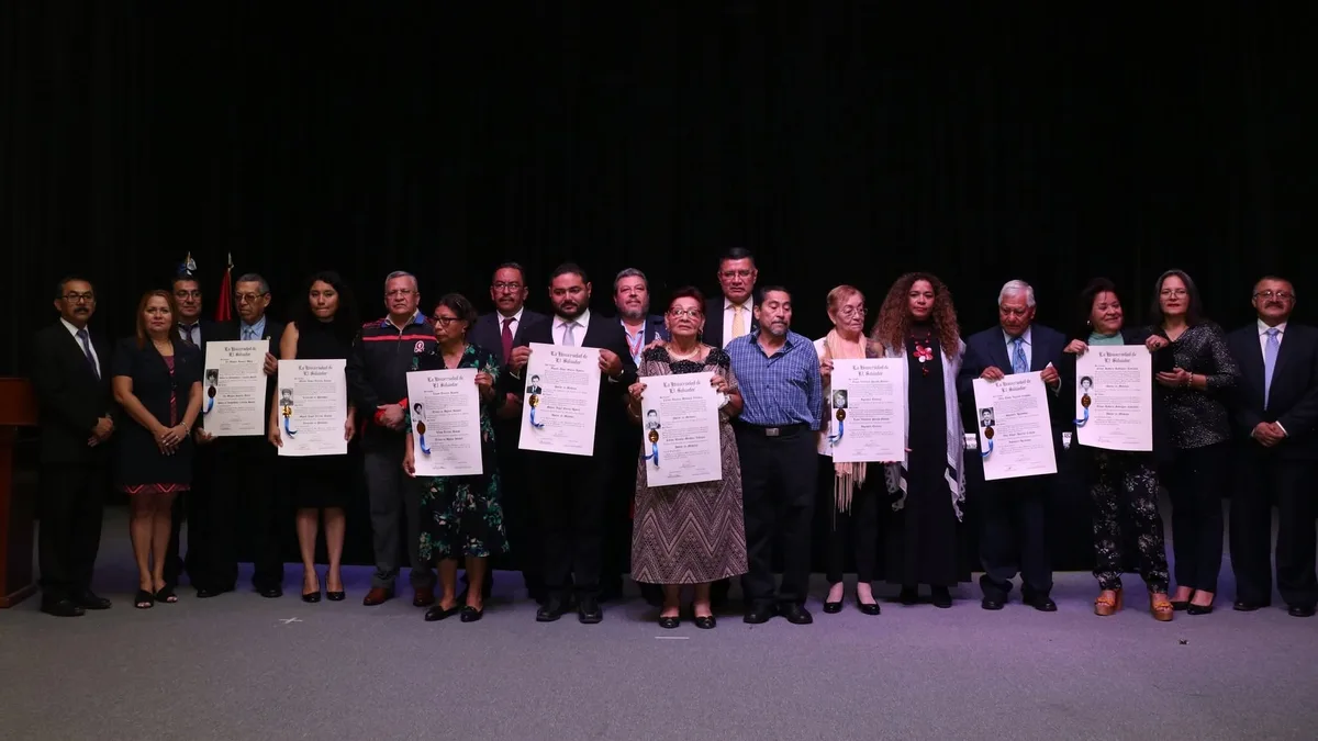 Universidad de El Salvador entregó 20 títulos honoríficos a familias de víctimas de la masacre estudiantil de 1975