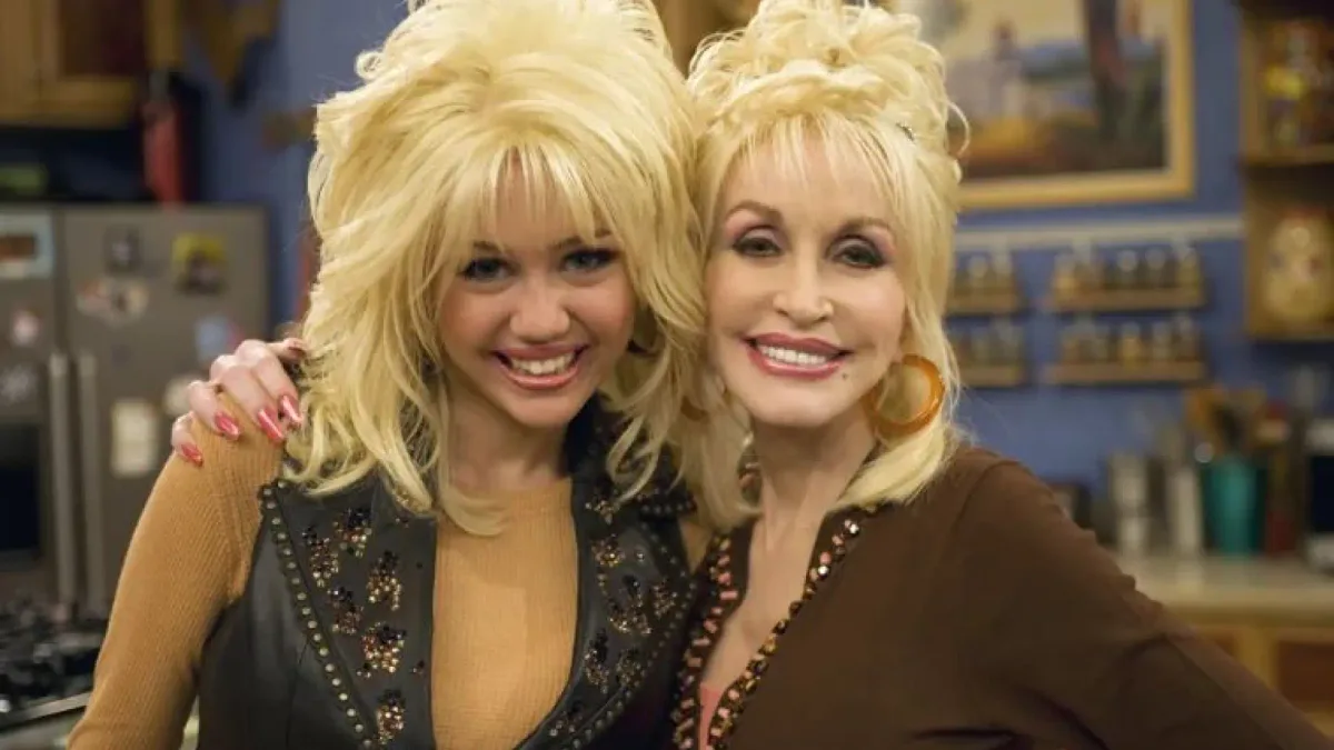 Miley Cyrus se despide de su "tía" Dolly Parton: "Nuestros momentos más sagrados fueron íntimos"