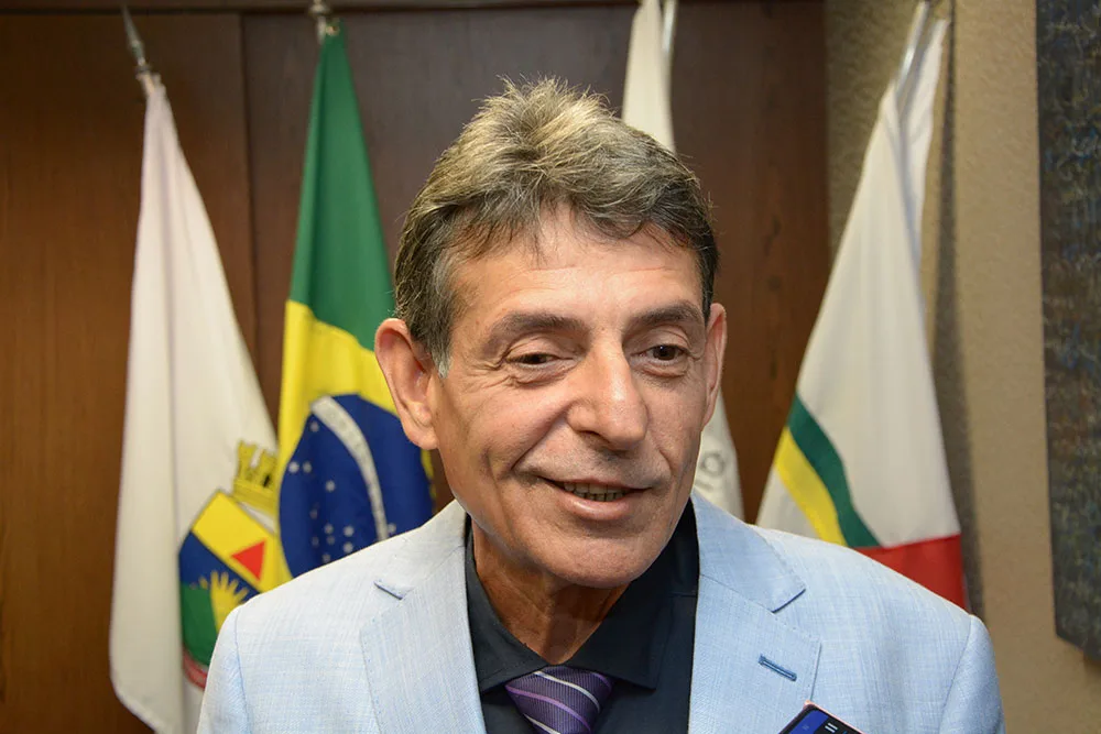 Juiz que bebeu e fumou durante sessão chama Moraes e tribunais de “corruptos”