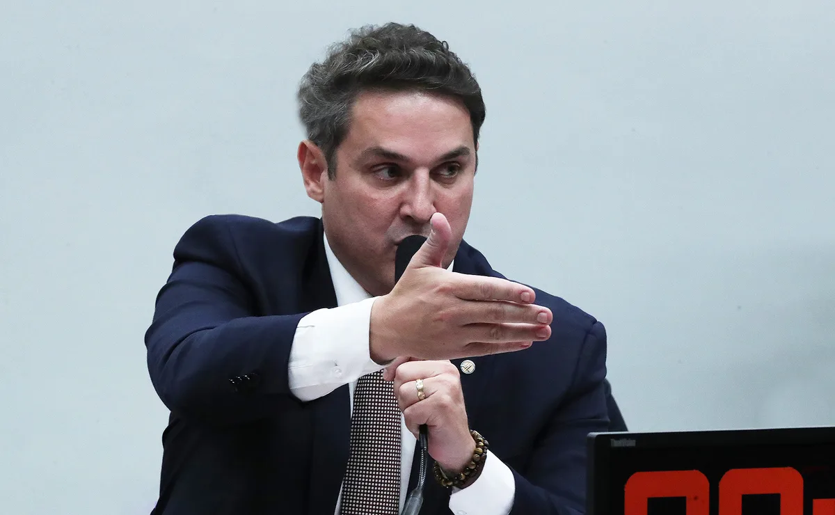 Crusoé: Quaest mostra disputa apertada entre Zucco e Juliana Brizola no RS