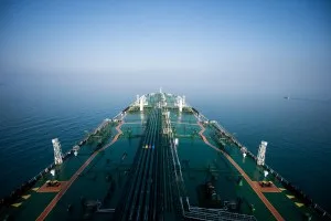 Petróleo fecha sem direção única em meio a ataques no Oriente Médio e alta da oferta