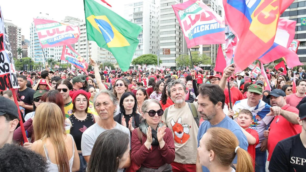 Manifestação pró-Lula reúne lideranças políticas e apoiadores no Centro de Florianópolis