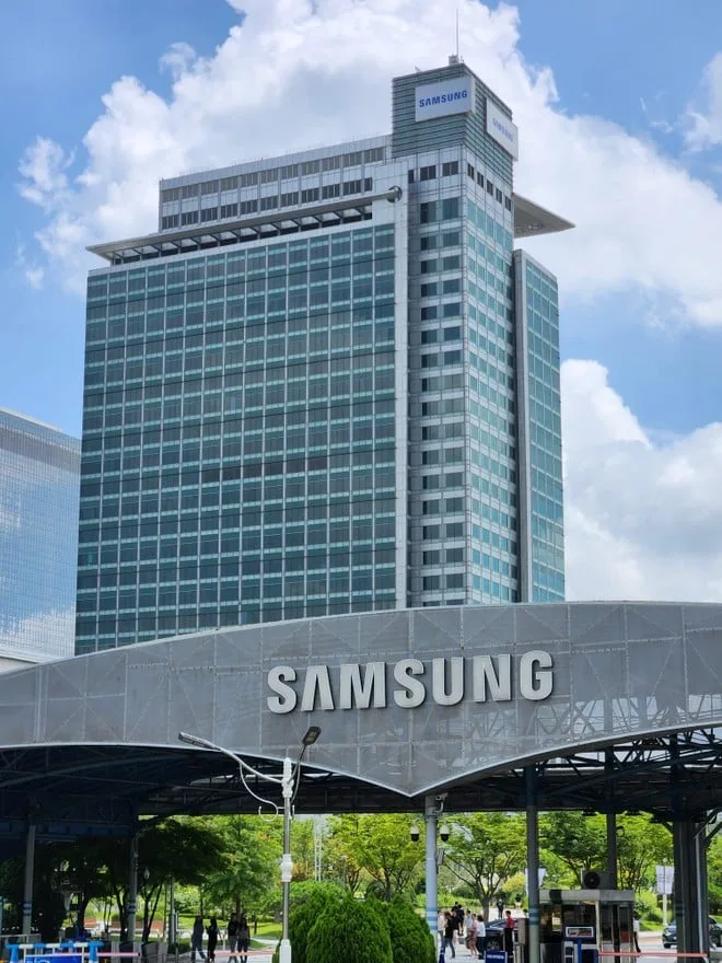 Samsung Display leva QD-OLED para monitores menores com foco em atletas de e-sports