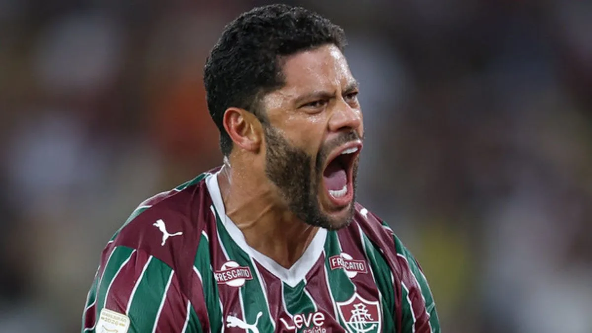 Hulk vence Hugo Souza em chute com desvio e marca o segundo gol em Corinthians x Fluminense; assista