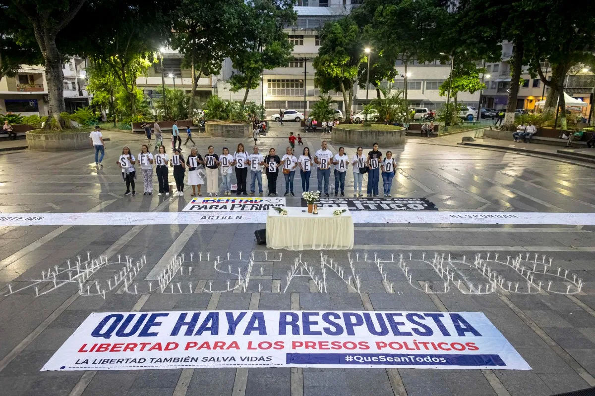 Familiares de los presos políticos realizaron vigilia por la libertad en la plaza Bolívar de Chacao