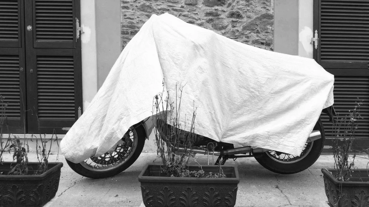Regen und Kälte: Motorradabdeckung für Zweiräder: So schützen Sie Ihr Bike im Herbst