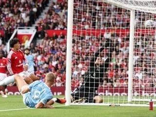 Après la polémique dans le derby de Manchester, « une erreur de jugement » admise par les responsables de l’arbitrage