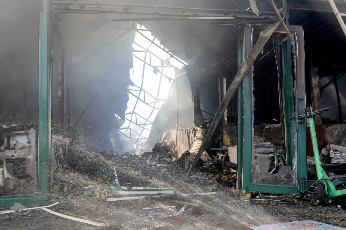 Mueren al menos cinco personas y otras 23 resultan heridas en nuevos bombardeos rusos contra Kiev