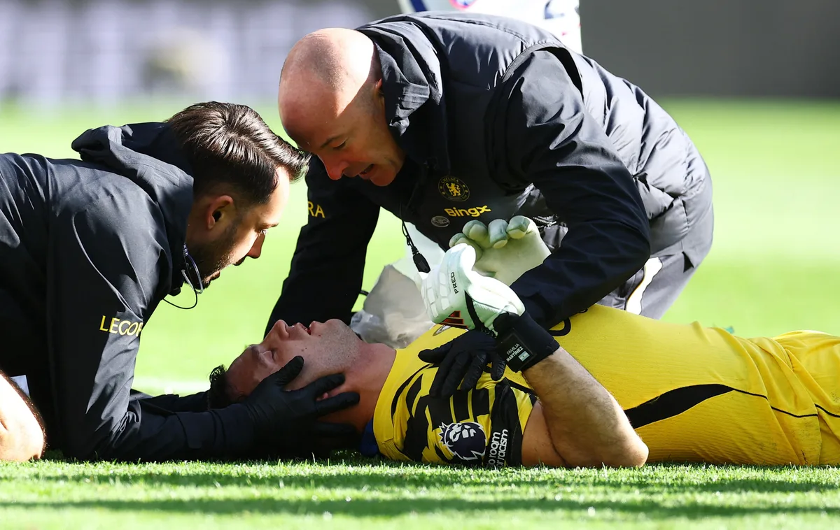 Goleiro Dibu Martínez, do Chelsea, sai de maca após choque de cabeça em jogo da Premier League