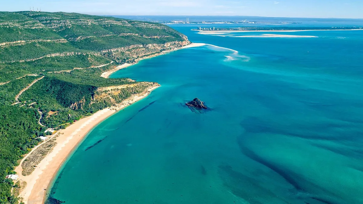 Toalhas, chapéus e boias invadem hoje Setúbal em protesto contra privatização de praias da Arrábida