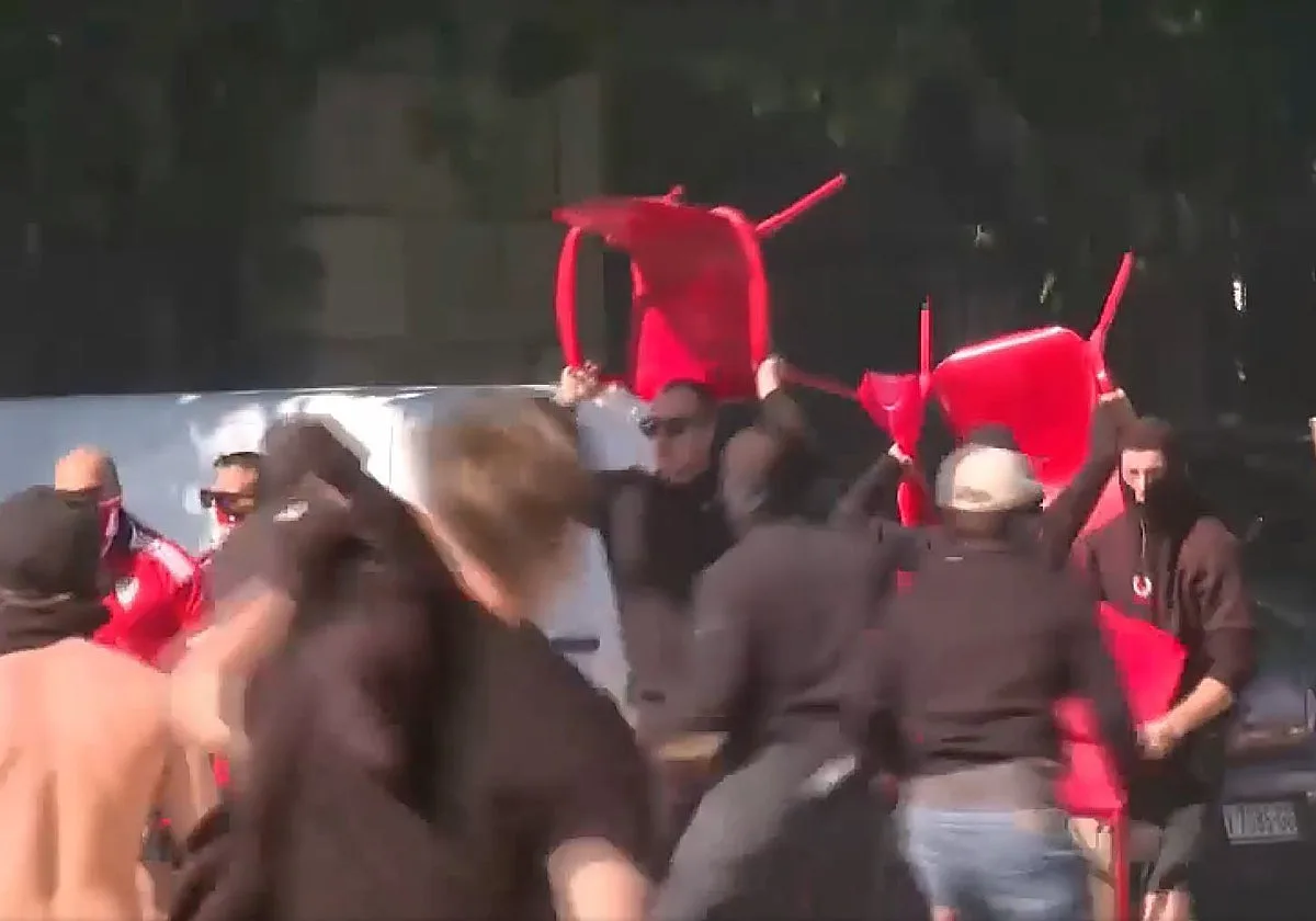 Batalla campal entre ultras del Levante UD y el Sevilla FC antes del partido