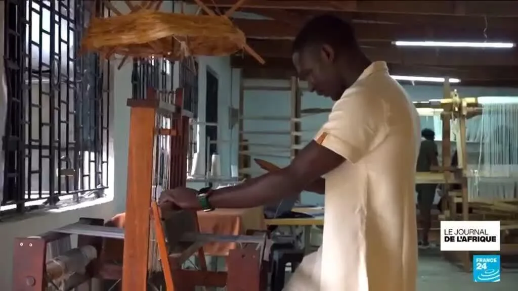 Au Kenya, un créateur de mode fait revivre le tissage traditionnel