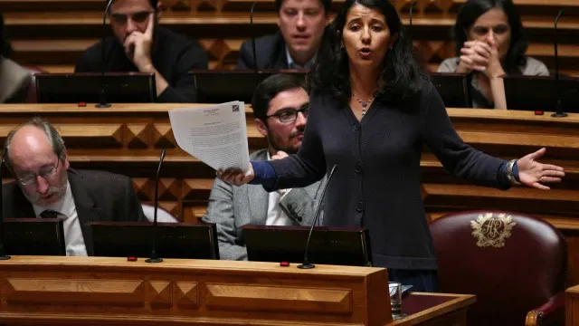 PCP acusa Governo de ser especulador imobiliário. IL e Chega 'respondem'
