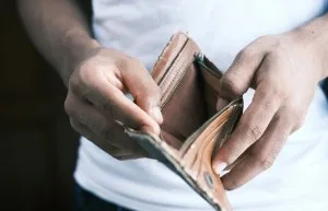 Score médio de crédito do brasileiro cai seis pontos: como melhorar pontuação?