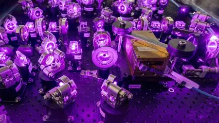 heise+ | Quantencomputer aus neutralen Atomen: Im Labor von planqc zu Besuch