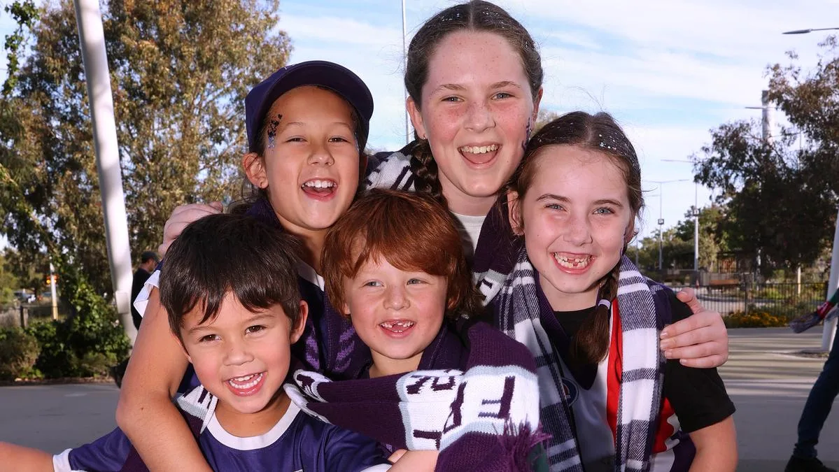 Fremantle Dockers fans pile into Optus Stadium for do-or-die semifinal against Geelong