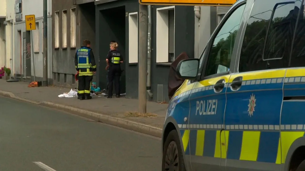 Dramatischer Unfall in Dortmund - Kind (1) stürzt aus Fenster! Mutter springt hinterher