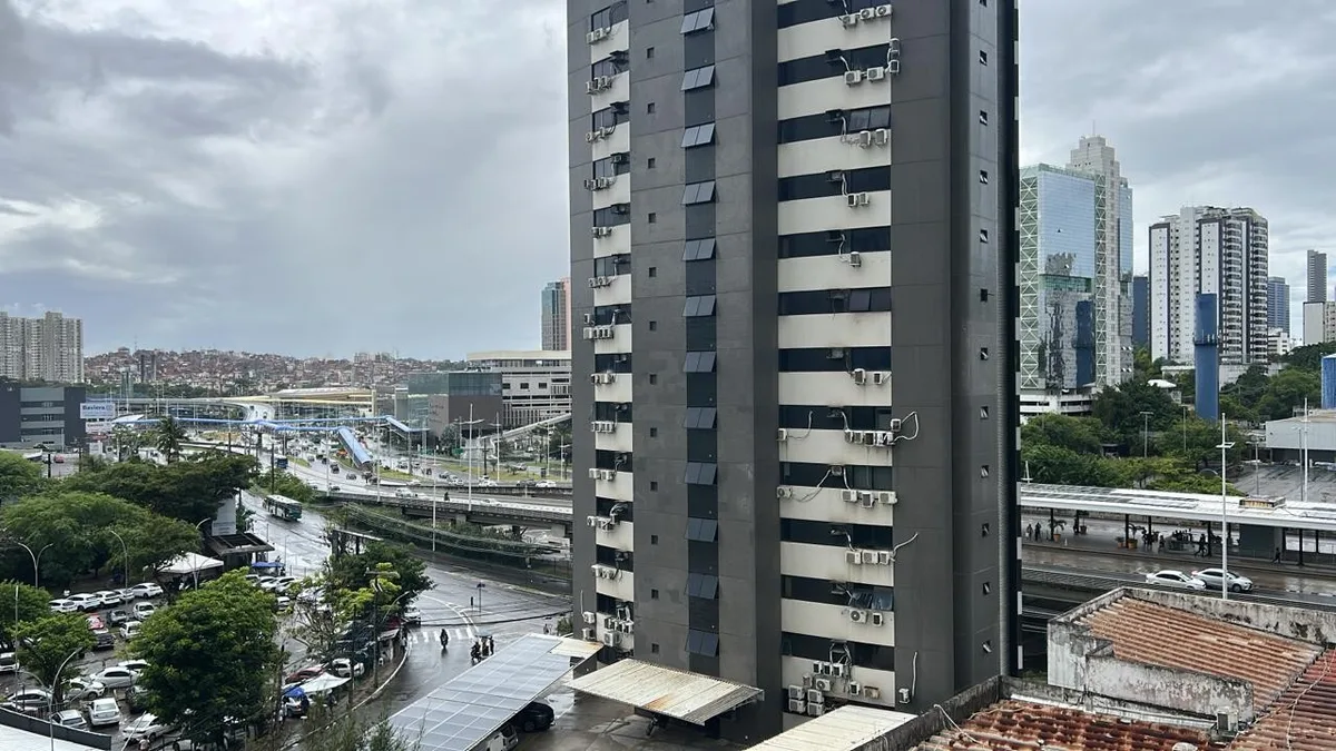Semana começa com chuva no litoral e temperaturas de até 35°C na Bahia