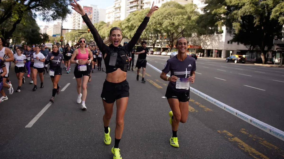 Cande Ruggeri llegó a la meta de la Media Maraton en Buenos Aires y cumplió su desafío de 21 km
